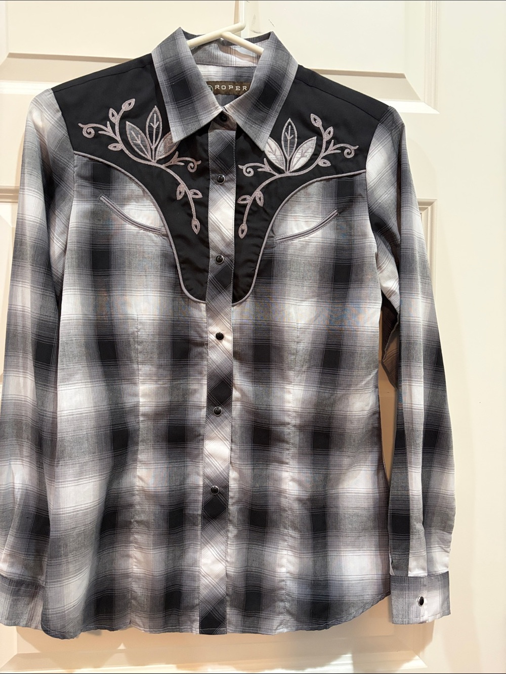 Women’s Roper Black and Gray Plaid Western Pearl Snap Shirt.  Sz S